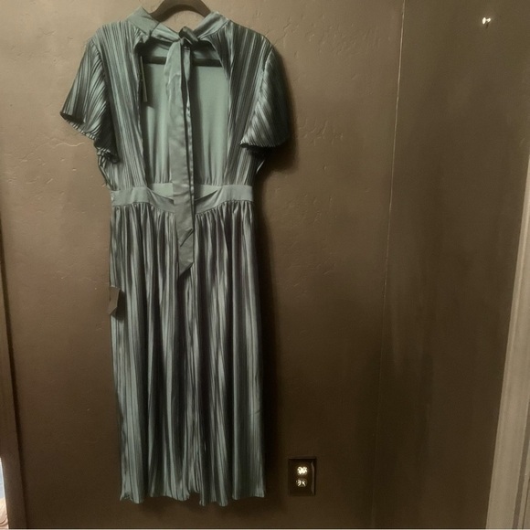 LULUS Radiant Reverie Emerald Plisse Short Sleeve Backless Midi Dress Size: L - Picture 12 of 17